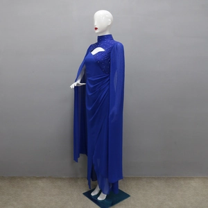 Dettaglio dell'abito in chiffon blu reale con strass, collo alto e maniche a mantella