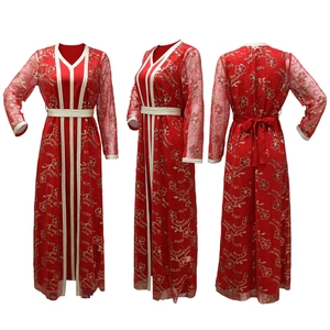 Détail d'un caftan rouge avec broderie dorée et galon tissé, vues de face et de dos