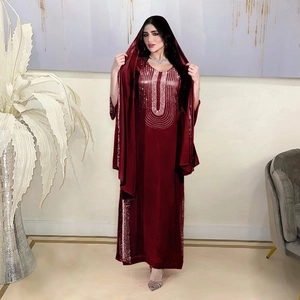 Elegante caftano in velluto bordeaux con paillettes argentate e hijab coordinato da donna