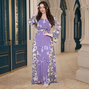 Elegante abito abaya lungo viola a fiori con bottoni decorativi e cintura per donne