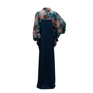 Detailansicht des abstrakten Drucks und Falls dieser modischen langärmligen Kaftan-Robe