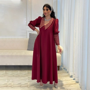 Elegantes burgunderrotes Langarm-Maxikleid mit Pailletten, Perlen und V-Ausschnitt