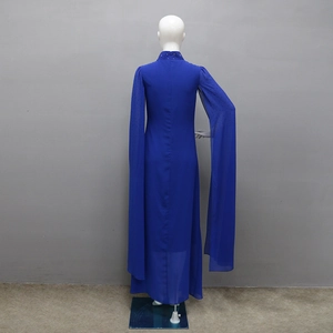 Vista posteriore di abito da sera in chiffon blu reale con maniche a fessura e collo alto