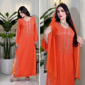 Elegante caftano in chiffon arancione con strisce di strass e foulard coordinato