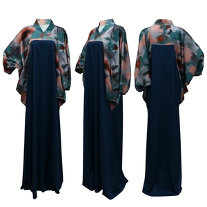 Drei-Seiten-Ansicht eines Maxikleides mit abstraktem Print und weiten Kimono-Ärmeln