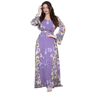 Dettaglio dell'abito lungo viola a fiori con maniche a campana e cintura in coordinato