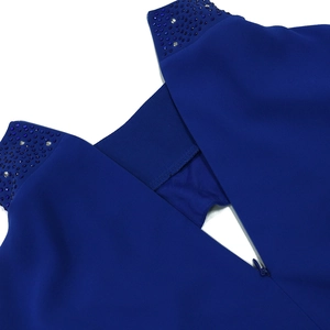 Dettaglio dell'abito da sera blu reale con strass e chiusura lampo posteriore invisibile