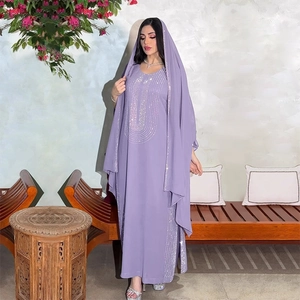 Dettaglio di un caftano lavanda con strass argentati e hijab coordinato in tinta unita