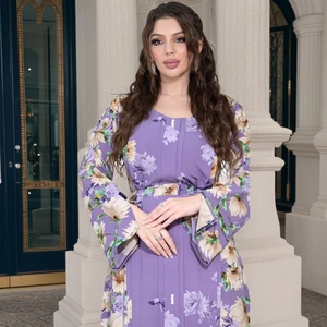 Dettaglio dell'abito abaya a fiori viola con maniche a campana e cintura in vita