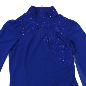 Dettaglio del vestito in chiffon blu reale con strass scintillanti e scollo a goccia