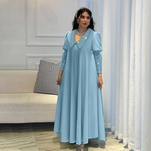 Elegantes hellblaues langärmliges Kleid mit silbernen Pailletten und fließendem A-Linien-Rock