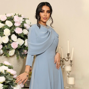 Robe longue bleu clair élégante avec col en cristal et design de châle drapé
