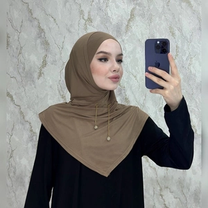 Elegante hijab marrone con dettaglio di catena delicata, comodo design di copricapo infilato.