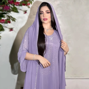 Dettaglio ricamo di paillettes argentate su abito abaya viola con hijab coordinato