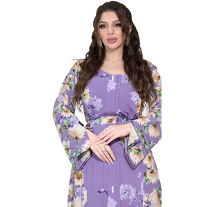 Dettaglio del vestito lungo lilla a fiori con volant e motivi floreali eleganti