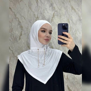 Vista dettagliata dell'hijab bianco con elegante accessorio a catena di perle e design pullover.