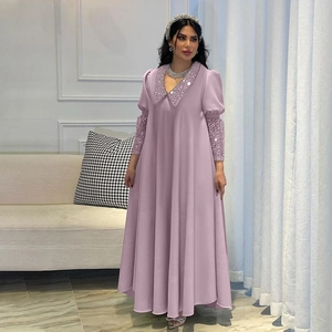Detailansicht der silbernen Paillettenstickerei am Ausschnitt eines lavendelfarbenen Kaftans