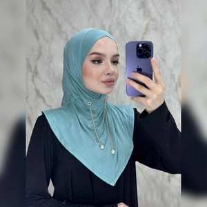 Hijab slip-on verde con elegante catena dorata e ciondoli di perle, stile modesto.