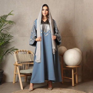 Hellblaues Satin-Abaya-Maxikleid mit silbernem Pailletten-Patchwork und Stickerei