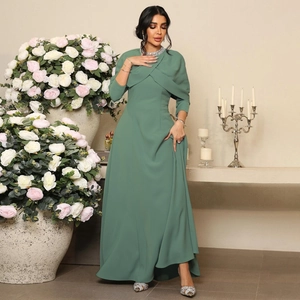 Détail de l'encolure en strass et du buste plissé sur une robe de soirée vert sauge