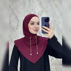 Hijab bordeaux da infilare con elegante catenina di perle, copricapo musulmano chic