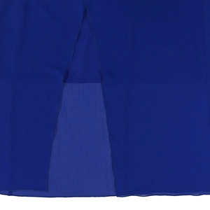 Dettaglio macro del tessuto in chiffon blu reale con orlo spaccato e bordi rifiniti