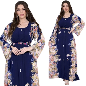 Dettaglio del vestito lungo blu scuro a fiori con bottoni perlati e maniche lunghe