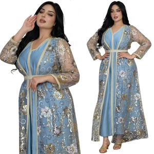 Ensemble Takchita marocaine bleue avec broderie de paillettes dorées et ceinture