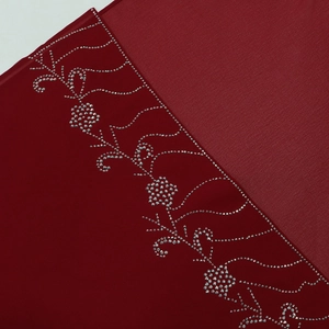 Dettaglio in chiffon rosso vino con intricati motivi floreali in strass argento