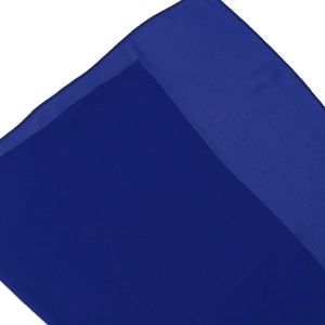 Dettaglio ravvicinato del tessuto dell'abito blu scuro con trama fine e cucitura