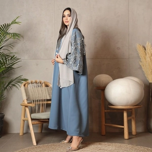 Eleganter graublauer Satin-Abaya mit silberner Pailletten-Stickerei und passendem Hidschab