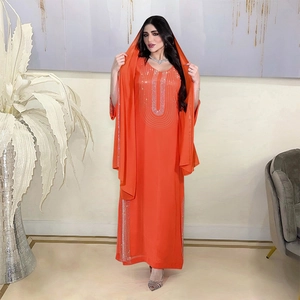 Dettaglio degli ornamenti in strass argentati sulla scollatura di questo abito Abaya