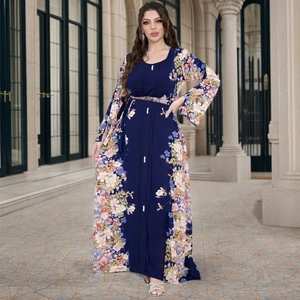Dettaglio maniche floreali patchwork e corpetto con bottoni a perla su abito abaya