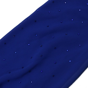 Dettaglio del tessuto in chiffon blu scuro con decorazioni in strass blu scintillanti