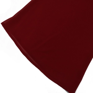 Dettaglio del tessuto in chiffon bordeaux con cuciture pulite e consistenza traslucida