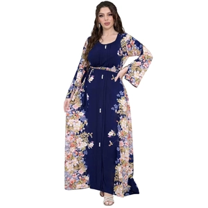 Dettagli dell'abito Abaya blu scuro con stampe floreali e decorazioni di bottoni di perle