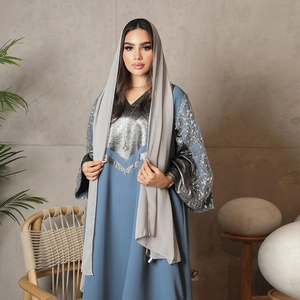 Muslimisches Satin-Abaya-Set mit Blumenstickerei und silbernen Einsätzen in Nebelblau