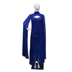 Dettaglio dell'abito da sera blu reale con strass e eleganti maniche a mantella