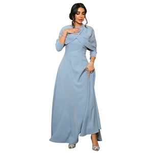 Élégante robe de soirée bleu clair à manches longues avec col châle orné de cristaux