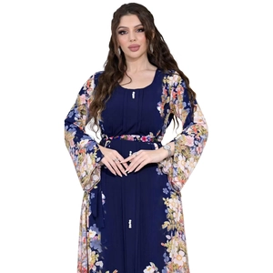 Dettagli del vestito floreale blu navy con bottoni di perle e maniche a campana