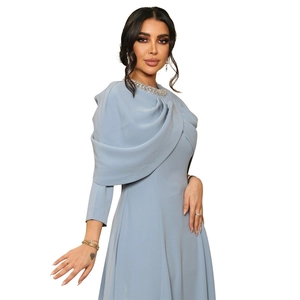 Détail de la robe de soirée bleu clair avec broderie de perles et col à paillettes