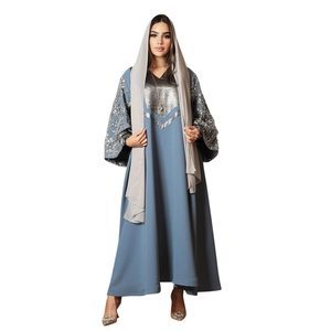 Detailansicht der Pflaumenblüten-Pailletten auf dem blauen Satin-Abaya-Kleid