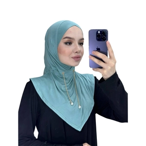 Hijab pullover alla moda con catena di perle, elegante copricapo turchese da donna.