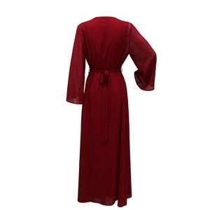 Vista posteriore di un abito lungo rosso scuro in chiffon con maniche e cintura