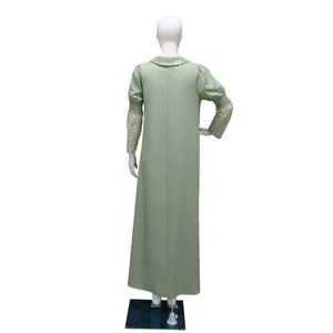 Detail des Rückreißverschlusses und der Paillettenmanschetten an diesem salbeigrünen Kleid