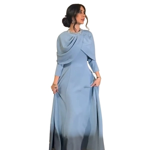 Détail de l'encolure en strass et de l'épaule drapée de la robe de soirée bleu clair