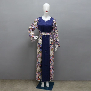 Dettaglio del patchwork floreale sull'abito abaya blu scuro a maniche lunghe con cintura
