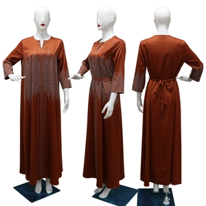 Vue en trois plans d'une robe de soirée en satin orange rouille avec strass brillants