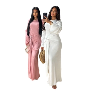 Elegant long-sleeve maxi dress in pink and white with waist ring belt and pleated texture