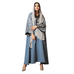 Detaillierte silberne Blumenstickerei an den weiten Ärmeln der blauen Satin-Abaya-Robe